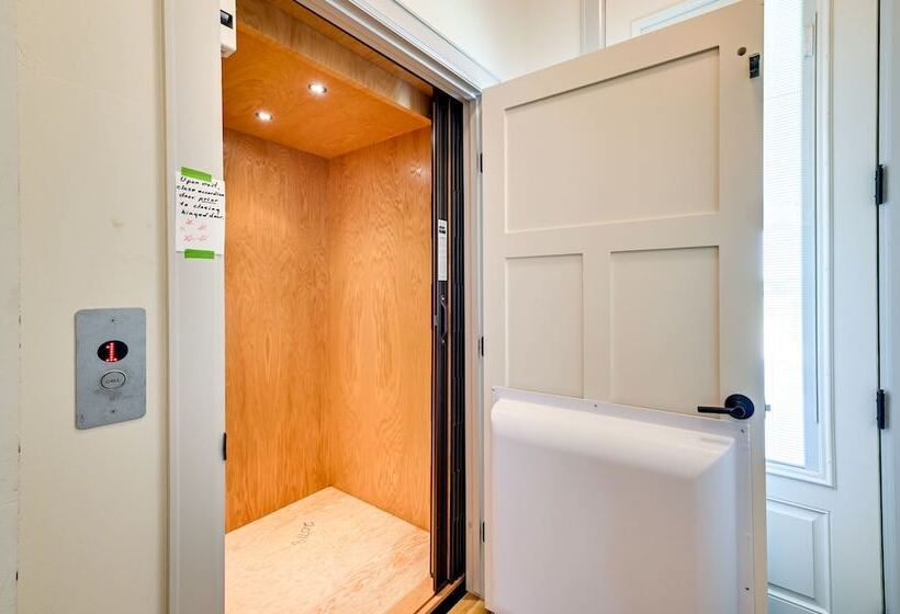 26 Acre Pilot Point Ranch Home W/ Pool & Mini Golf