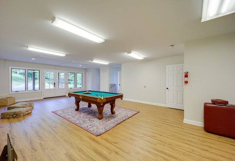 Bakersville Sanctuary W/ Stunning Scenery, Hot Tub