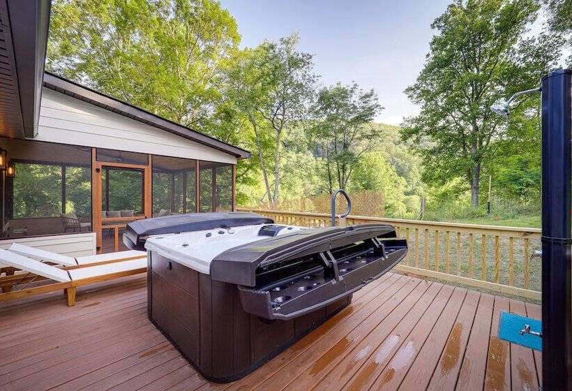 Bakersville Sanctuary W/ Stunning Scenery, Hot Tub
