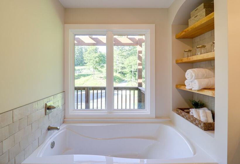Bakersville Sanctuary W/ Stunning Scenery, Hot Tub