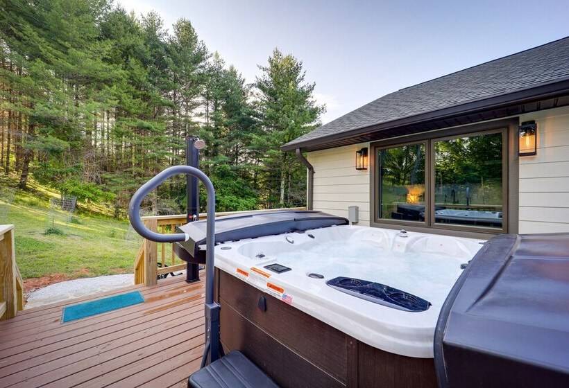 Bakersville Sanctuary W/ Stunning Scenery, Hot Tub