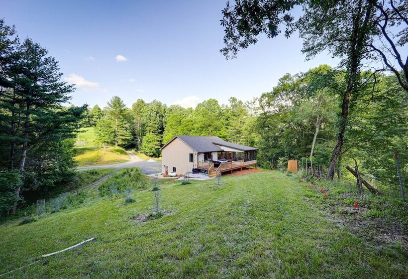 Bakersville Sanctuary W/ Stunning Scenery, Hot Tub