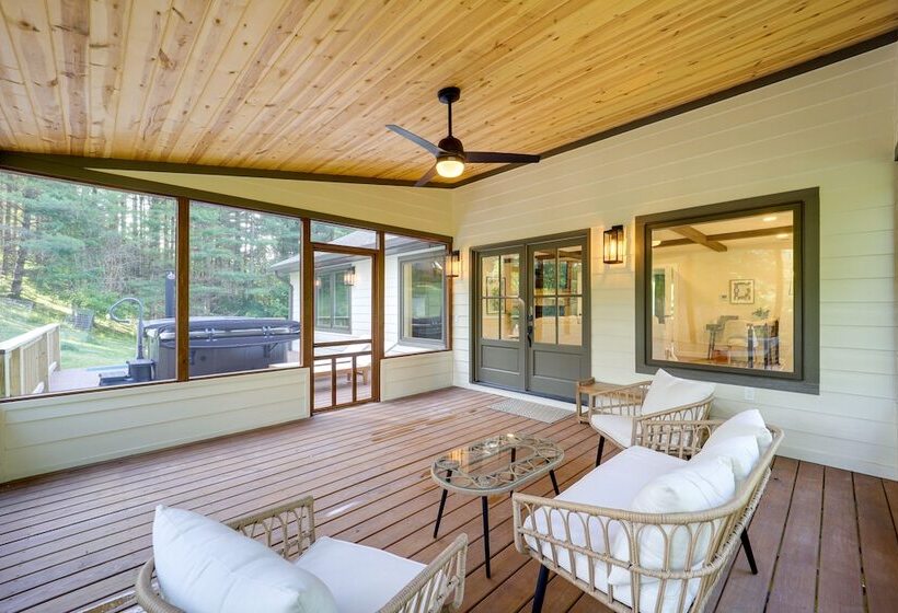 Bakersville Sanctuary W/ Stunning Scenery, Hot Tub