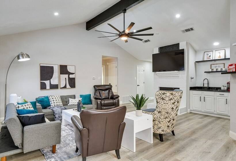 Bedford Retreat W/ Private Pool & Gas Grill!