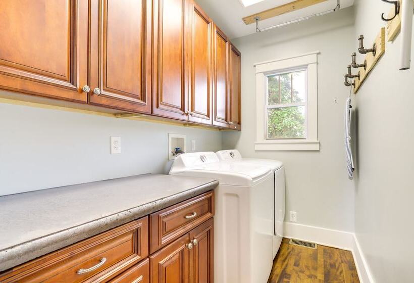 Peaceful Benton Harbor Getaway Near Lake Michigan!