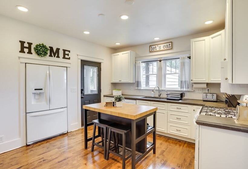 Peaceful Benton Harbor Getaway Near Lake Michigan!