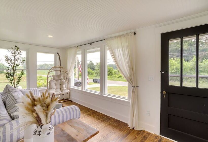 Peaceful Benton Harbor Getaway Near Lake Michigan!