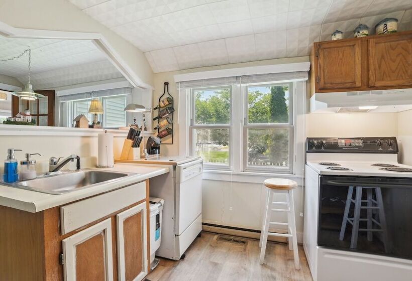 Boyne City Cottage: Walk To Downtown & Lake!