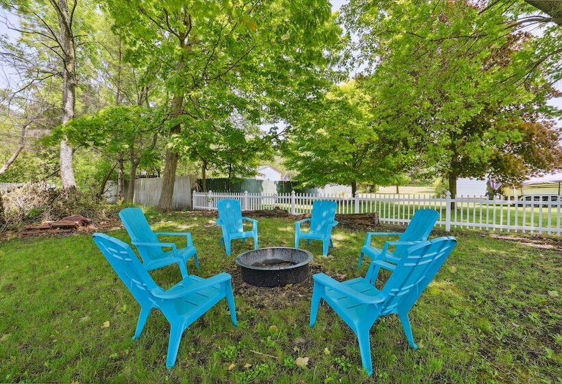 Boyne City Cottage: Walk To Downtown & Lake!