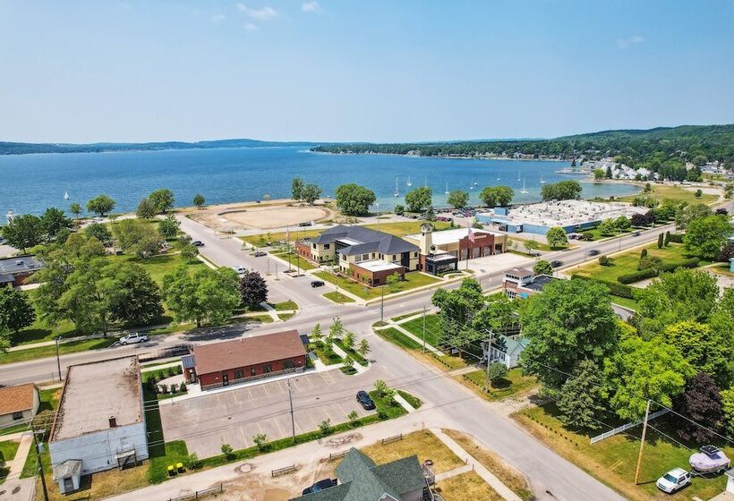 Boyne City Cottage: Walk To Downtown & Lake!