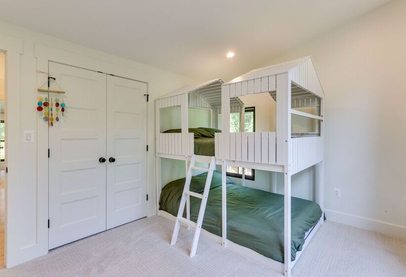 Bright Bluemont Home W/ On Site Pond & Mtn Views!