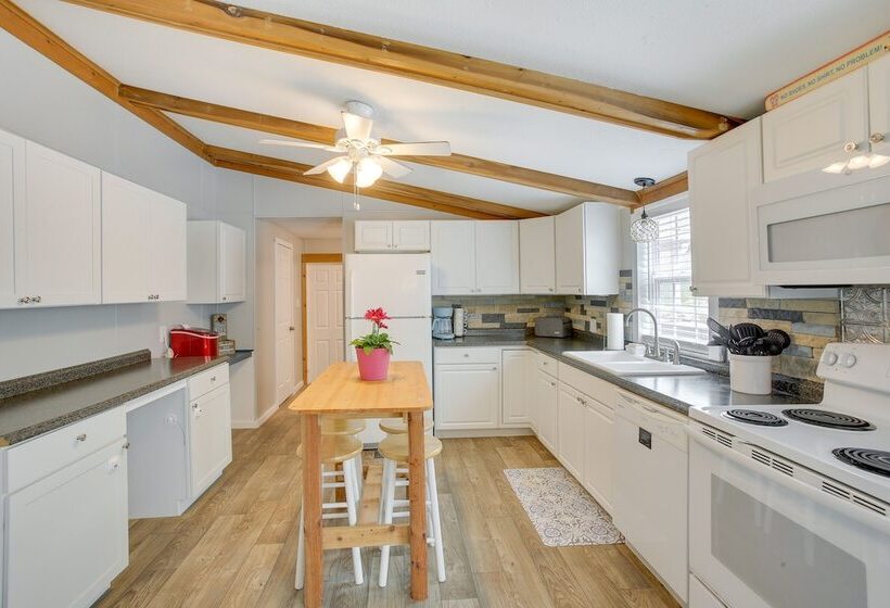 Bright Byrdstown Home W/ Views Of Dale Hollow Lake