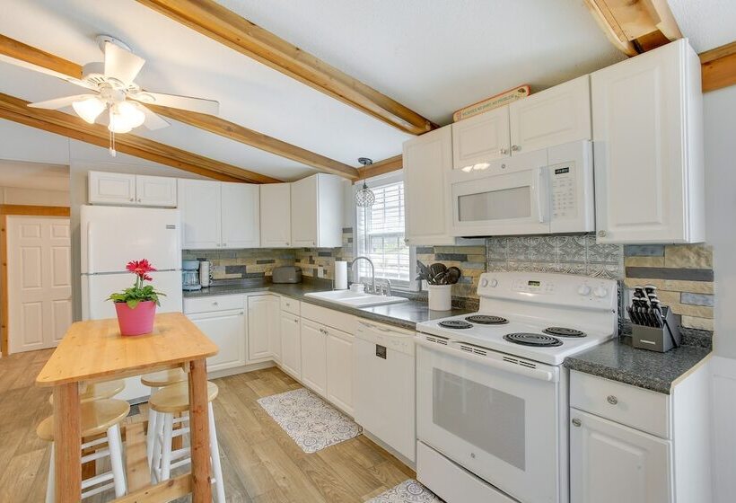 Bright Byrdstown Home W/ Views Of Dale Hollow Lake