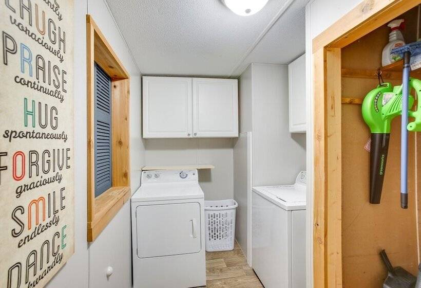 Bright Byrdstown Home W/ Views Of Dale Hollow Lake