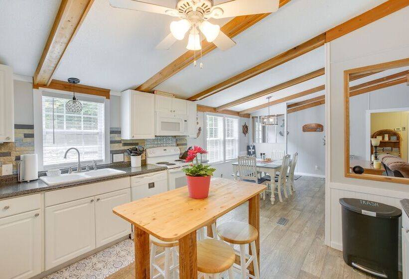 Bright Byrdstown Home W/ Views Of Dale Hollow Lake