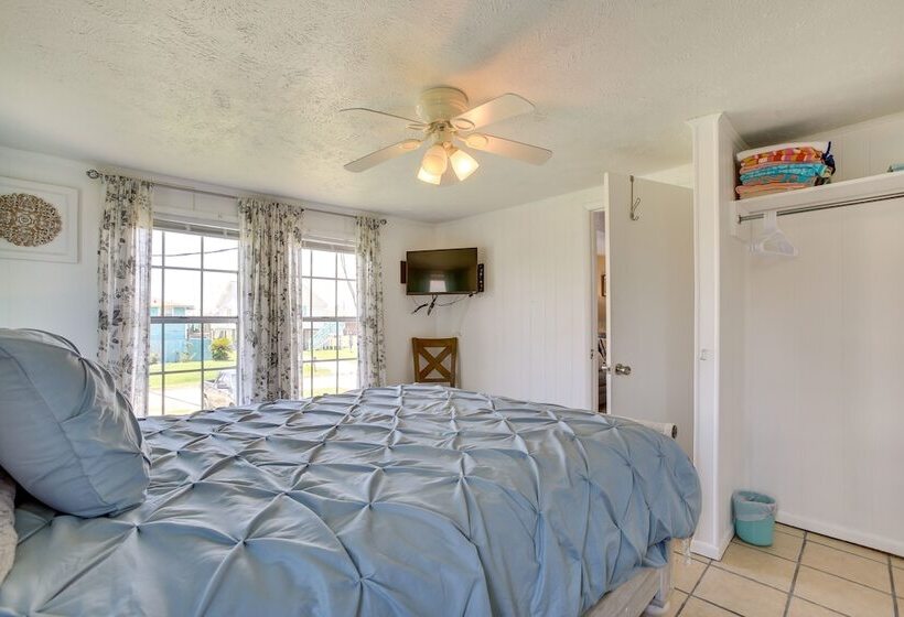 Bright Surfside Beach Home W/ Deck, Walk To Beach!