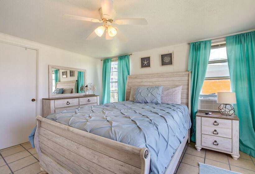 Bright Surfside Beach Home W/ Deck, Walk To Beach!