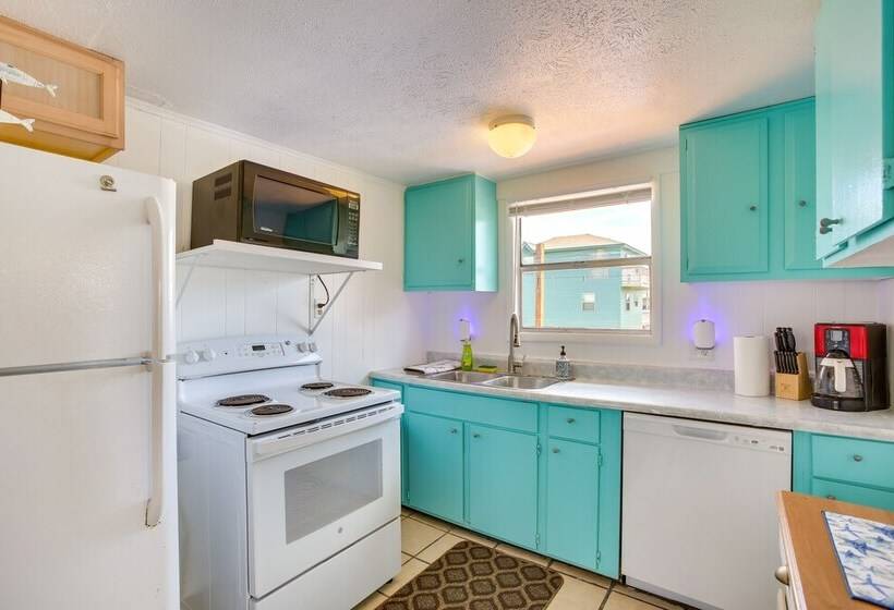 Bright Surfside Beach Home W/ Deck, Walk To Beach!