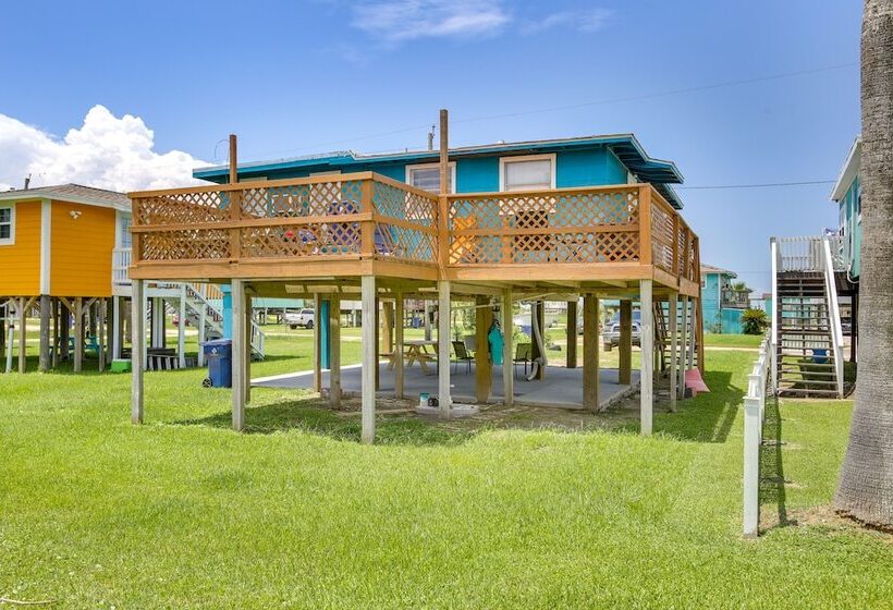 Bright Surfside Beach Home W/ Deck, Walk To Beach!