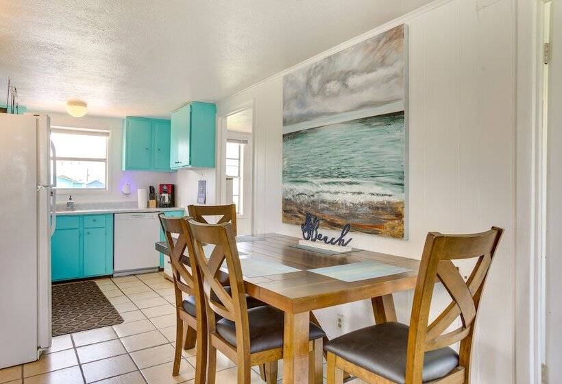 Bright Surfside Beach Home W/ Deck, Walk To Beach!