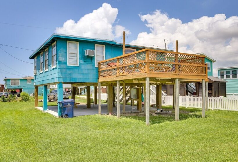 Bright Surfside Beach Home W/ Deck, Walk To Beach!
