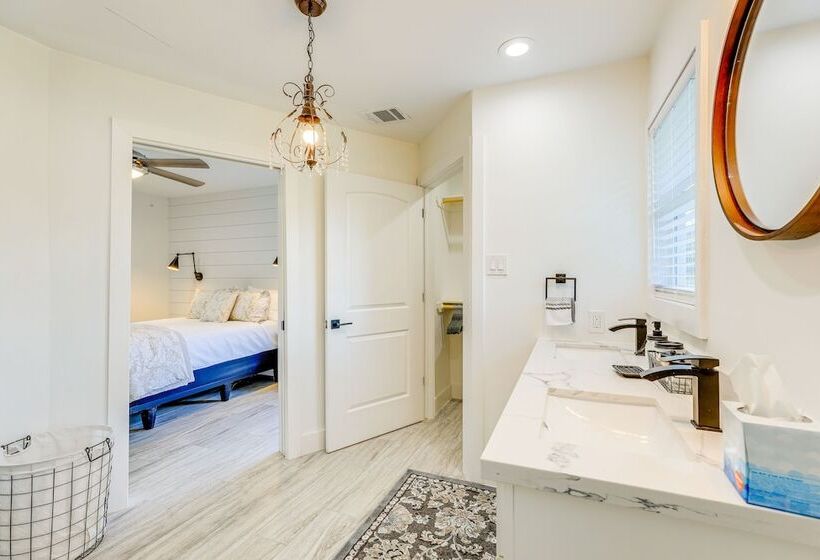 Bright Wallis Cottage W/ Pergola & Grill!