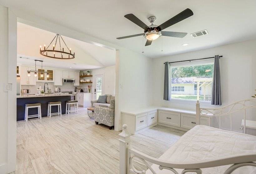 Bright Wallis Cottage W/ Pergola & Grill!