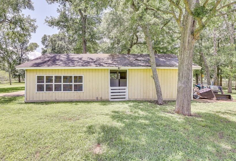 Bright Wallis Cottage W/ Pergola & Grill!