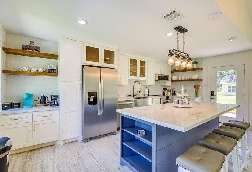 Bright Wallis Cottage W/ Pergola & Grill!