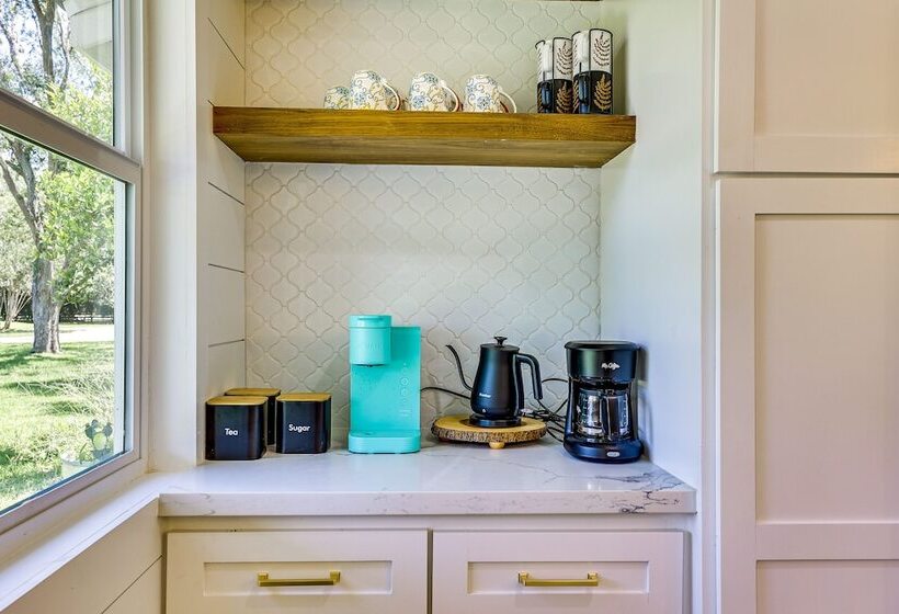 Bright Wallis Cottage W/ Pergola & Grill!