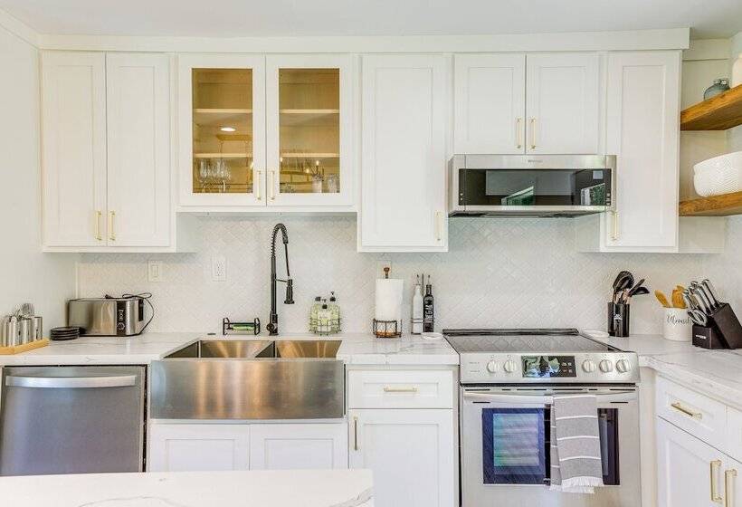 Bright Wallis Cottage W/ Pergola & Grill!