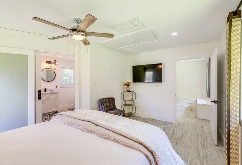 Bright Wallis Cottage W/ Pergola & Grill!