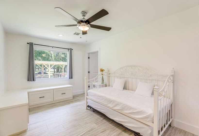 Bright Wallis Cottage W/ Pergola & Grill!