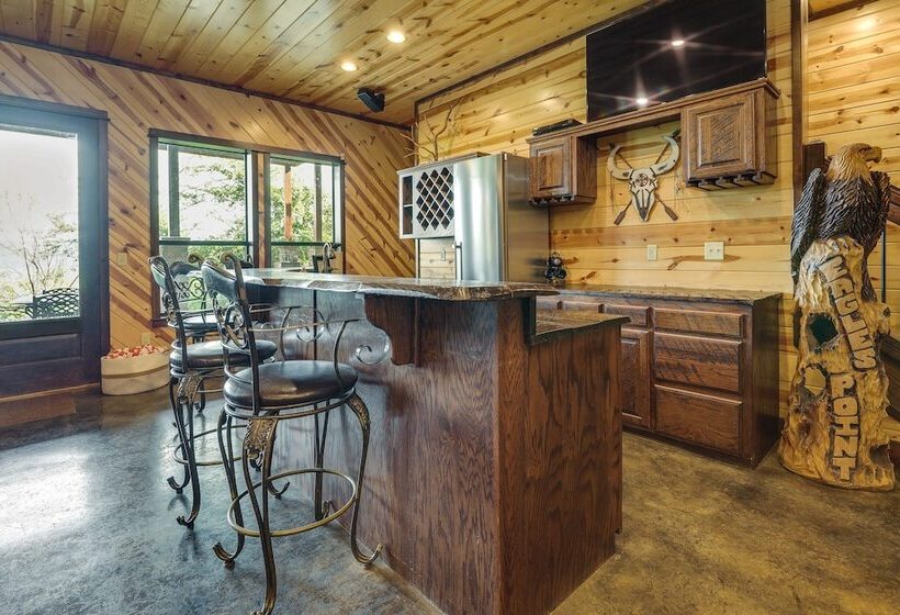 Broken Bow Cabin W/ Game Room & Private Hot Tub!