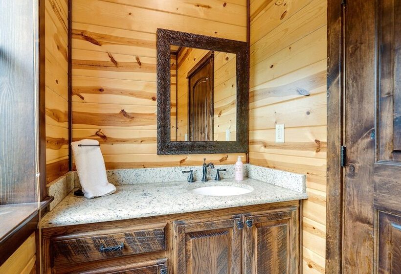 Broken Bow Cabin W/ Game Room & Private Hot Tub!