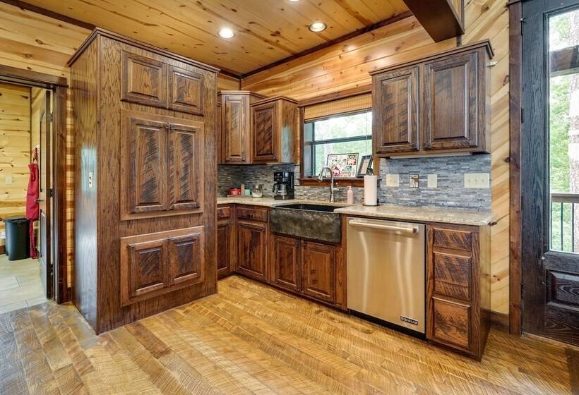 Broken Bow Cabin W/ Game Room & Private Hot Tub!