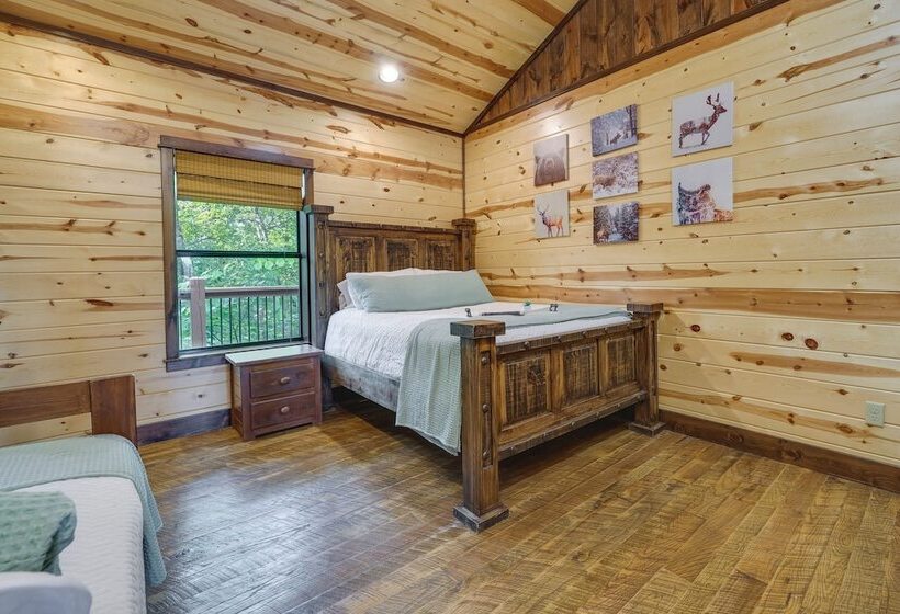 Broken Bow Cabin W/ Game Room & Private Hot Tub!