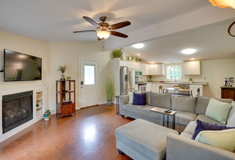 Buchanan Home W/ Deck, 4 Mi To Paris Landing!