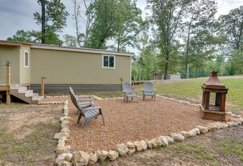 Buchanan Home W/ Deck, 4 Mi To Paris Landing!