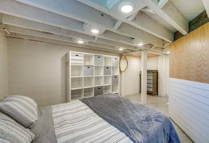 Camano Island Escape W/ Kayaks & Community Beach!