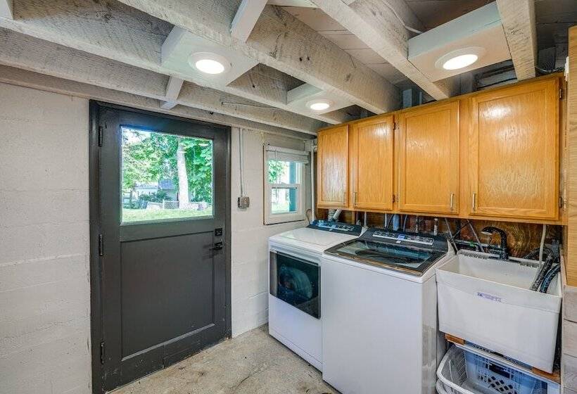 Camano Island Escape W/ Kayaks & Community Beach!