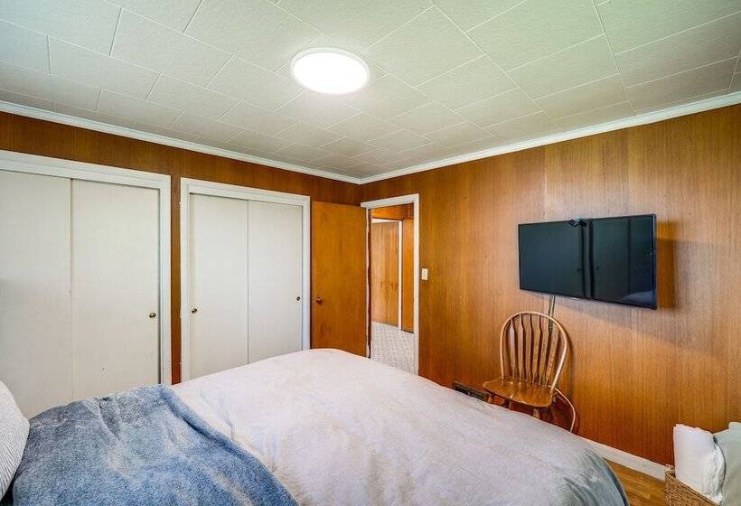 Camano Island Escape W/ Kayaks & Community Beach!