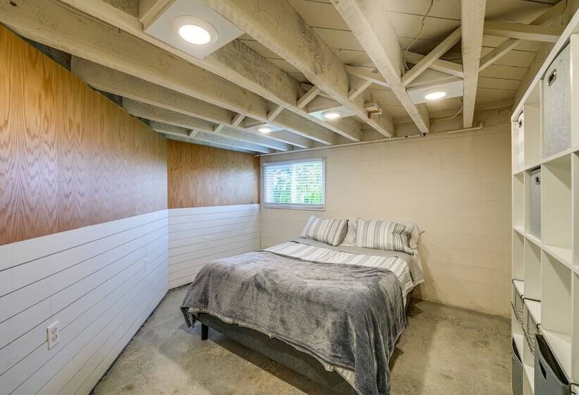 Camano Island Escape W/ Kayaks & Community Beach!