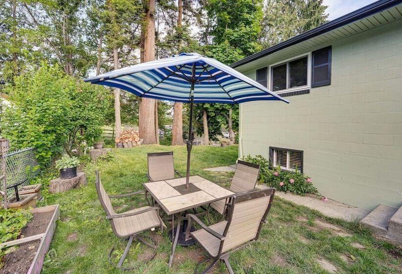 Camano Island Escape W/ Kayaks & Community Beach!