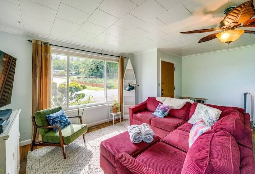 Camano Island Escape W/ Kayaks & Community Beach!