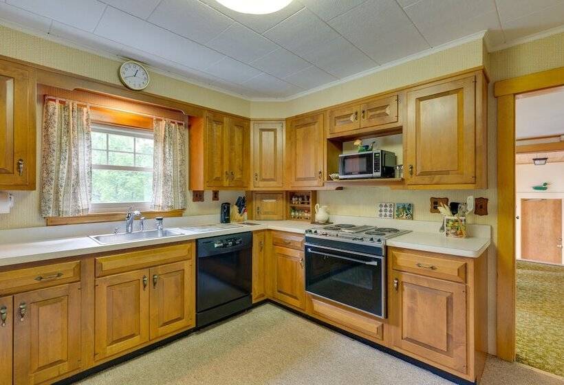 Cape House In Farmington W/ Shared Outdoor Pool!