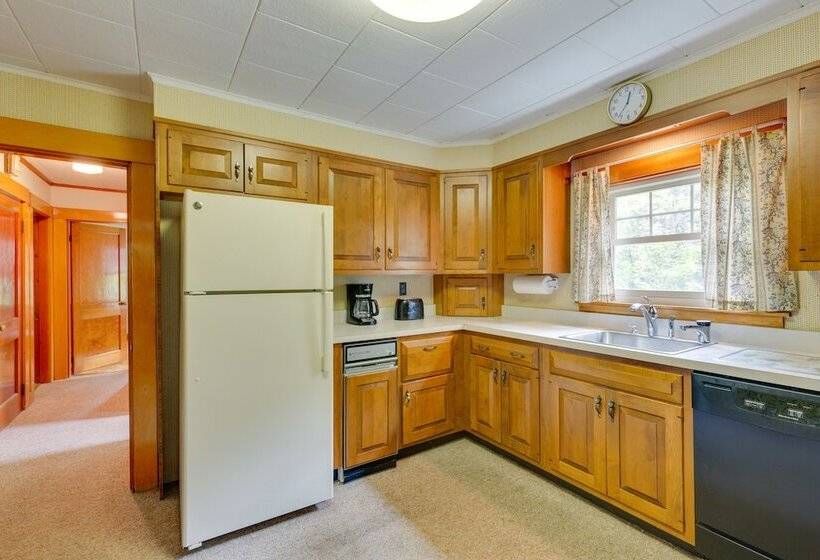 Cape House In Farmington W/ Shared Outdoor Pool!