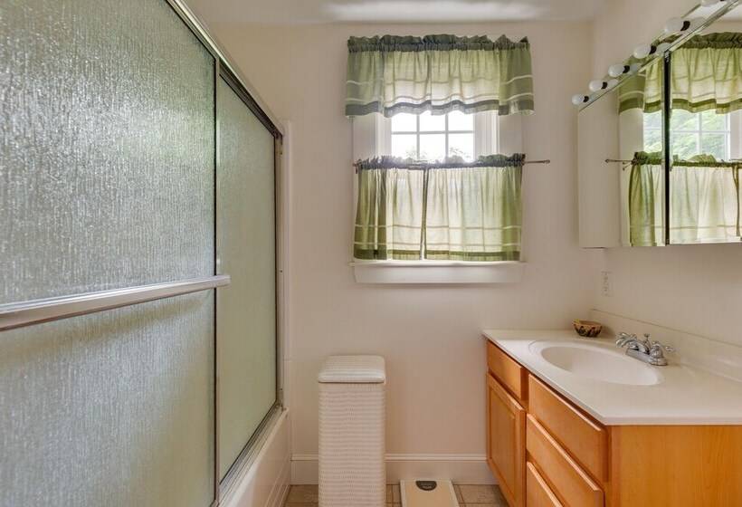 Cape House In Farmington W/ Shared Outdoor Pool!