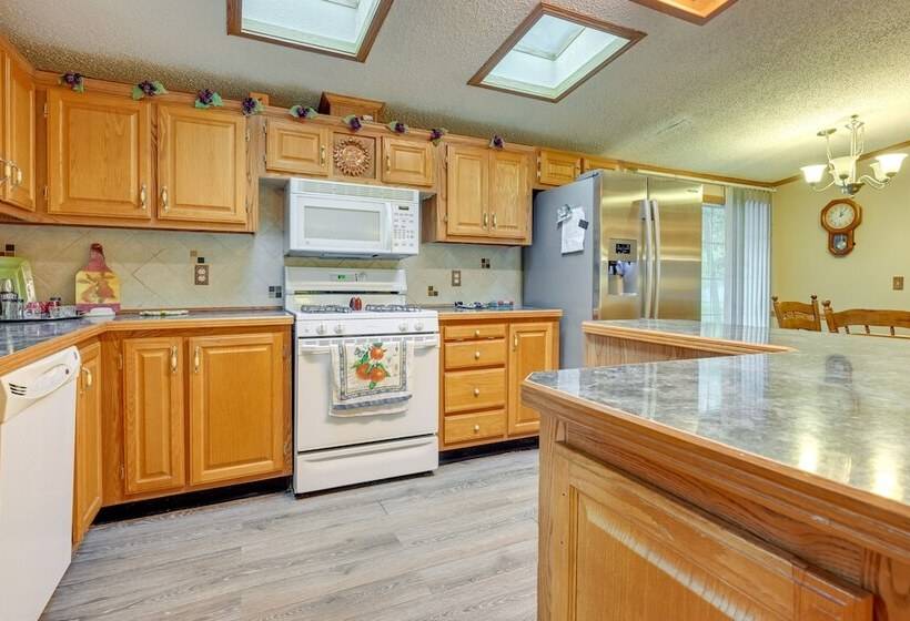 Caseville Home: Walk To Beach On Lake Huron!