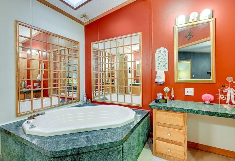 Caseville Home: Walk To Beach On Lake Huron!